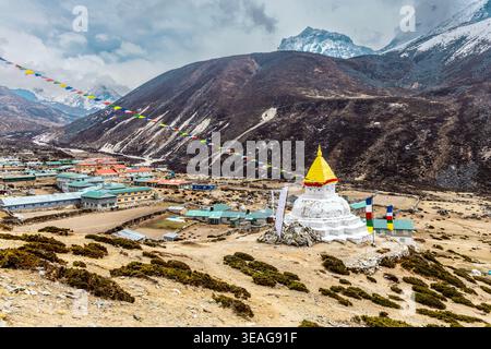 Blick auf das Dorf Stupa und Dingboche, Himalaya, Nepal Stockfoto