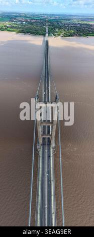 Aus der Vogelperspektive auf die Humber Bridge, die sich über die Humber Mündung erstreckt, mit ihren massiven Betontürmen und Hängeseilen Kingston upon Hull, England, Unite Stockfoto