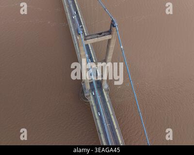 Aus der Vogelperspektive der Humber Bridge mit den massiven Betontürmen und Hängekabeln über dem braunen Wasser der Humber Mündung in Kingston upon Stockfoto