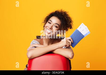 Happy Traveler Ready for Adventure mit Koffer und Reisedokumenten in der Hand Stockfoto