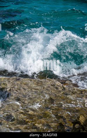 Ozeanwellen stürzen an Rocky Shore ab Stockfoto