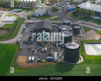 Aus der Vogelperspektive auf Getreidelagersilos und eine Wasseraufbereitungsanlage mit grünem Kuppeltank und Industriegebäuden Hemswell Cliff, England, Vereinigtes Königreich Stockfoto