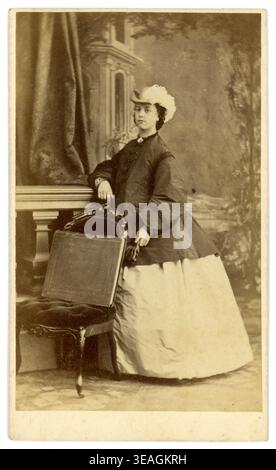 1800er Jahre, 1860er Jahre schöne viktorianische Frau mit Krinoline, Hut, 1860er 1800er Jahre Dame. Viktorianer. Von Cesare Ferranti, Liverpool, Großbritannien um 1864 Stockfoto