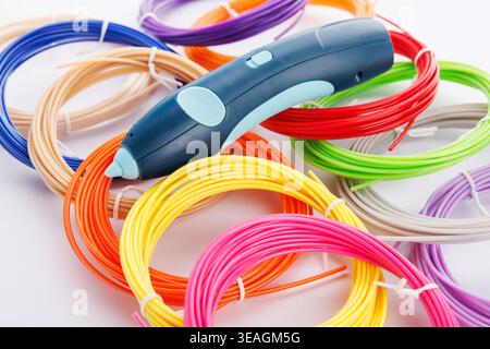 3D-Druckstift mit bunten Kunststofffilamenten Stockfoto
