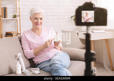 Senior Schönheit blogger live Broadcasting kosmetische Review video Stockfoto