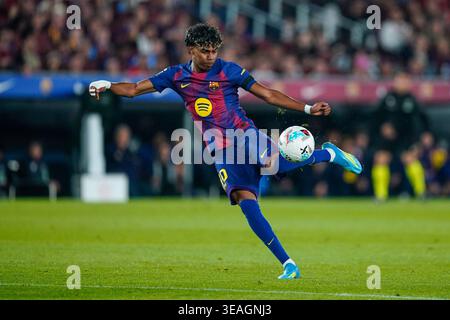 Barcelona, Spanien. April 2026. Lamine Yamal vom FC Barcelona während des La Liga EA Sports Spiels zwischen dem FC Barcelona und dem RC Celta de Vigo spielte am 22. April 2026 im Spotify Camp Nou Stadium in Barcelona. (Foto: Sergio Ruiz/PRESSINPHOTO) Credit: PRESSINPHOTO SPORTS AGENCY/Alamy Live News Stockfoto