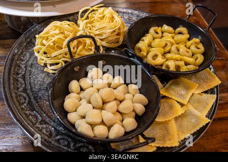 Frische, handwerkliche Pasta, ungekocht auf Teller, beim Eingang in das traditionelle Osteria Trattoria Restaurant in Rom, Italien, italienische, hochwertige Speisen Stockfoto