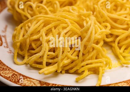 Frische, handwerkliche Pasta, ungekocht auf Teller, beim Eingang in das traditionelle Osteria Trattoria Restaurant in Rom, Italien, italienische, hochwertige Speisen Stockfoto