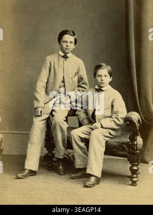 1800er, 1860er 2 viktorianische Kinder, Jungen, Brüder, Kind, Kinder, Familienfamilien der 1860er Jahre, von Cobb aus Ipswich, Suffolk, Großbritannien, um 1865 Stockfoto
