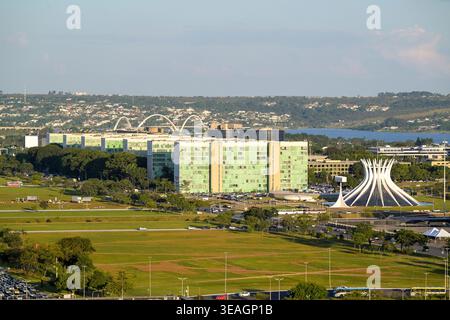 Hochwinkelansicht der ikonischen Architektur in Brasilia, Brasilien, mit der Metropolitan Cathedral, Regierungsgebäuden und dem J Stockfoto