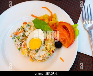 Olivier-Salat, spanische Küche serviert auf Teller Stockfoto