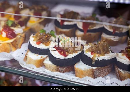 Spanischer Snack-Pincho im Fenster der Bäckerei Stockfoto