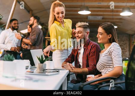 Teammitglieder arbeiten zusammen und teilen Ideen in einer modernen Arbeitsumgebung Stockfoto