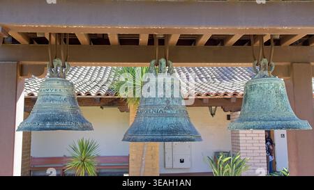 Im Garten der Mission San Luis Obispo – San Luis Obispo, Kalifornien, hängen die ursprünglich 1818 Kirchenglocken von Manuel Vargas aus Peru, Oktober 2025 Stockfoto