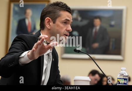 Washington, Vereinigte Staaten Von Amerika. April 2026. Washington, Vereinigte Staaten von Amerika. April 2026. NASA-Administrator Jared Isaacman antwortet auf eine Frage während einer Anhörung des House Committee on Science, Space, and Technology zum Budget des Haushaltsjahres 2027 im Rayburn House Office Building am 22. April 2026 in Washington, DCCredit: Joel Kowsky/NASA/Alamy Live News Stockfoto