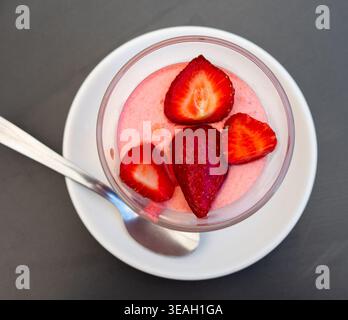 Köstliches Erdbeermousse im Glas, dekoriert mit frischen Erdbeeren Stockfoto