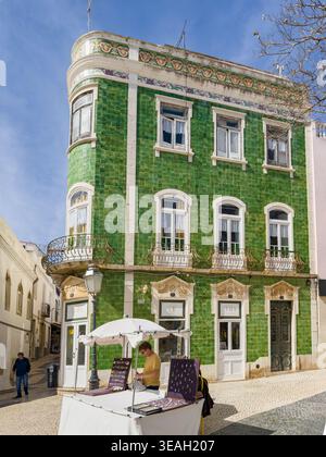 Traditionelle portugiesische Gewächshausfassade mit grünen glasierten Fliesen unter einem klaren blauen Himmel Luis de Camoes Square Lagos portugal Stockfoto
