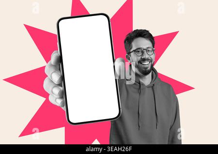 Die Person zeigt das Smartphone mit leerem Bildschirm in einem farbenfrohen Collage-Hintergrund Stockfoto