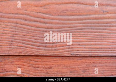 Reichhaltiger rötlich-brauner hölzerner Siding Textur-Hintergrund mit horizontaler Körnung und Rillen Stockfoto