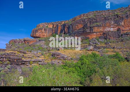 Riesige, farbenfrohe Klippen am Nourlangie Rock in Australien im Kakadu-Nationalpark Stockfoto
