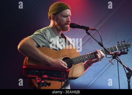 Newton Faulkner tritt live beim Wickham Festival 2025 in Wickham, Hampshire, Großbritannien auf. Der britische Singer-Songwriter liefert ein energiegeladenes Akustikset. Stockfoto
