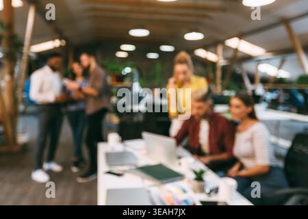 Kreative Menschen am Arbeitsplatz im Büro arbeiten, verschwommenes Foto Stockfoto