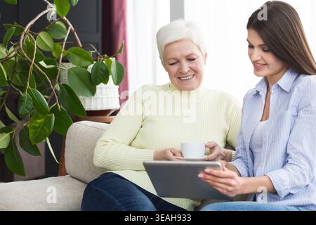 Tochter Lehre reife Mutter Tablet Computer verwenden Stockfoto