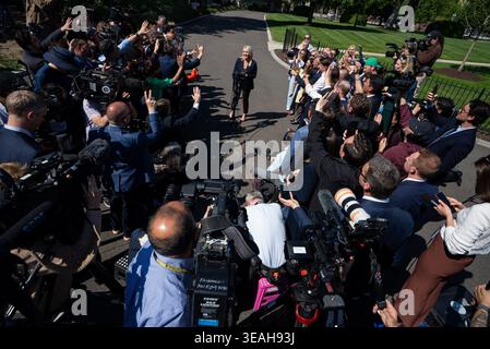 Washington, Usa. April 2026. Pressesprecherin Karoline Leavitt spricht mit Reportern vor dem Weißen Haus in Washington, DC am Mittwoch, den 22. April 2026. Foto: Ken Cedeno/UPI Credit: UPI/Alamy Live News Stockfoto