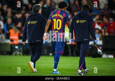 Barcelona, Espagne. April 2026. Lamine YAMAL aus Barcelona sieht beim spanischen Meisterschaftsspiel der LaLiga zwischen FC Barcelona und RC Celta am 22. April 2026 im Camp Nou Stadion in Barcelona verletzt aus - Foto Sergio Ros/Matthieu Mirville/DPPI Credit: DPPI Media/Alamy Live News Stockfoto