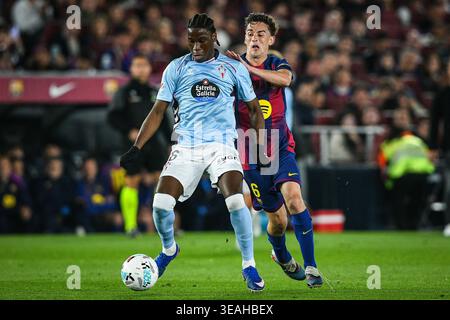 Barcelona, Espagne. April 2026. Ilaix MORIBA von Celta Vigo und Pablo Martin PAEZ GAVIRA (Gavi) von Barcelona während des spanischen Meisterschaftsspiels der LaLiga zwischen FC Barcelona und RC Celta am 22. April 2026 im Camp Nou Stadion in Barcelona, Spanien - Foto Sergio Ros/Matthieu Mirville/DPPI Credit: DPPI Media/Alamy Live News Stockfoto