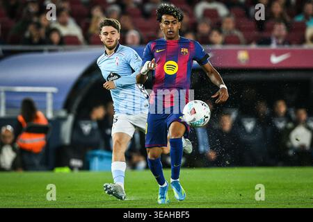 Barcelona, Espagne. April 2026. Sergio CARREIRA von Celta Vigo und Lamine YAMAL von Barcelona während des spanischen Meisterschaftsspiels der LaLiga zwischen FC Barcelona und RC Celta am 22. April 2026 im Camp Nou Stadion in Barcelona, Spanien - Foto Sergio Ros/Matthieu Mirville/DPPI Credit: DPPI Media/Alamy Live News Stockfoto