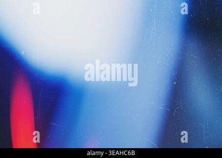 Weicher blauer und roter, filmischer Hintergrund mit staubiger Filmstruktur Stockfoto