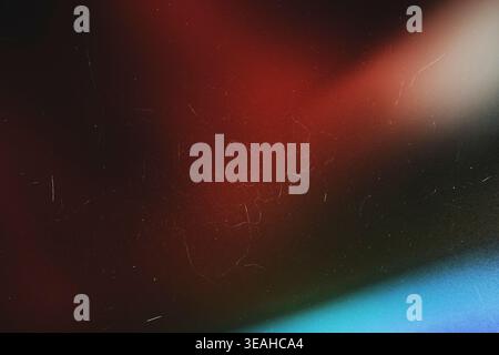 Analoge Filmüberlagerung mit leuchtendem rotem und blauem Licht, das Kratzer aufweist Stockfoto