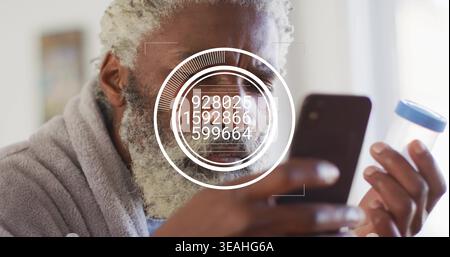 Das Telefon und das Probengefäß werden untersucht, ein mittelalter Mann, der in der Nähe des Fensters nach AR HUD scrollte und einen grauen Bademantel trug Stockfoto
