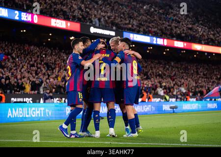 Barcelona, Spanien. April 2026. Spieler des FC Barcelona feiern ein Tor, das später vom Schiedsrichter während des Fußballspiels La Liga zwischen dem FC Barcelona und dem RC Celta am 22. April 2026 im Spotify Camp Nou in Barcelona, Spanien, annulliert wurde. Quelle: Joan Gosa/Xinhua/Alamy Live News Stockfoto