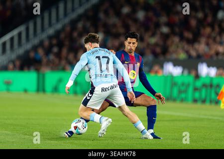 Barcelona, Spanien. April 2026. Joao Cancelo (R) vom FC Barcelona streitet mit Javi Rueda vom RC Celta während des Fußballspiels La Liga zwischen FC Barcelona und RC Celta am 22. April 2026 in Spotify Camp Nou, Barcelona, Spanien. Quelle: Joan Gosa/Xinhua/Alamy Live News Stockfoto