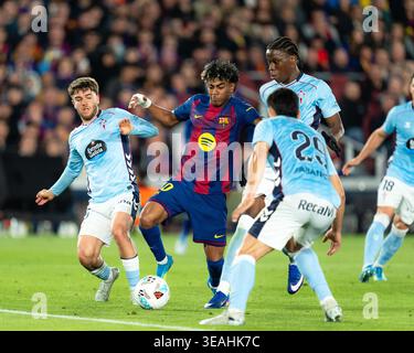 Barcelona, Spanien. April 2026. Lamine Yamal (2. L) vom FC Barcelona bricht am 22. April 2026 im Spotify Camp Nou in Barcelona durch. Quelle: Joan Gosa/Xinhua/Alamy Live News Stockfoto