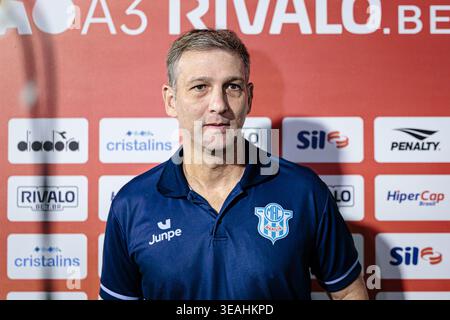 Marilia, Sao Paulo, Brasilien. April 2026. Marilia (SP), 22. April 2026 - Paulista A3/Marilia x Portuguesa Santista - Coach Ricardo Costa während des Spiels zwischen Marilia und Portuguesa Santista für das Paulista A3 Finale, erste Etappe des Fußballturniers, im Stadion Bento de Abreu, am Mittwoch, 22. April 2026, Brasilien. Credit: Paulo H Dias/PhD Press/TheNews2 (Credit Image: © PhD Press/TheNEWS2 via ZUMA Press Wire) NUR REDAKTIONELLE VERWENDUNG! Nicht für kommerzielle ZWECKE! Stockfoto