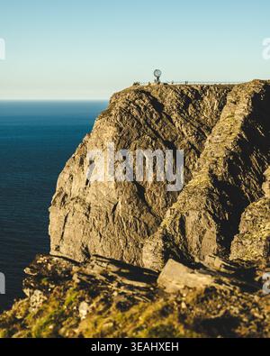 Eine dramatische Nahaufnahme der zerklüfteten felsigen Klippen an der norwegischen arktischen Küste, die die rohe geologische Kraft der Landschaft zeigt. Stockfoto