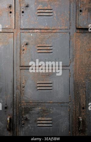 Rostige alte Schließfächer mit einem "überhaupt nicht" an einer Metalltür. Stockfoto
