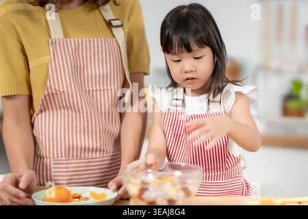Neues Zuhause für die Familie. Gemeinsame Aktivitäten während der Feiertage. Eltern und Kinder haben Aktivitäten während der freien Zeit. Wochenende, Spaß, fröhliche Familie Stockfoto