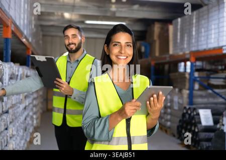 Porträt der Lagermitarbeiter, die Lagerbestände im Lager verwalten Stockfoto