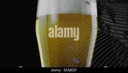 Mit konischem Bierglas, das in dunklem Studio glänzt, mit goldenem Lager, schäumendem Kopf, Punktmuster Stockfoto