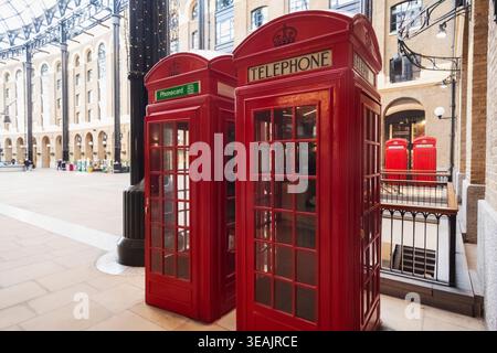 England, London, Southwark, Hays Galleria, Traditionelle Rote Telefonboxen Stockfoto