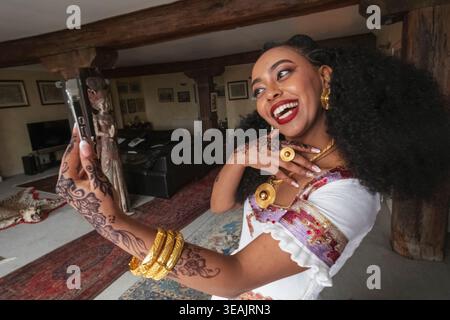 London, eritreische Frau im Hochzeitskleid Stockfoto