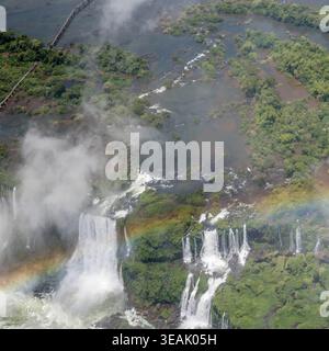 Luftlandschaft, aus einem Hubschrauber, mit Regenbogen in Mosqueteros springt Nebel am Iguazu Fluss große Wasserfälle im subtropischen Regenwald, aufgenommen in bri Stockfoto