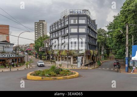 PUERTO IGUAZU, 29. januar 2026; Leitartikel Stadtbild mit spärlichem Verkehr am Kreisverkehr an der avenida Brazil im touristischen Stadtzentrum, aufgenommen im hellen Sommer cl Stockfoto