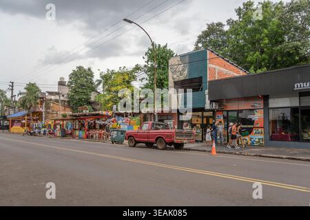 PUERTO IGUAZU, 29. januar 2026; redaktionelles malerisches Stadtbild mit Pick-up-Truck, der in farbenfrohen Verkaufsständen an der avenida Misiones geparkt ist, Aufnahme Stockfoto