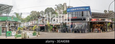 PUERTO IGUAZU, 29. januar 2026; redaktionelles Stadtbild mit Gebäuden an der Kreuzung an der avenida Brazil im touristischen Stadtzentrum, in hellem Summen aufgenommen Stockfoto