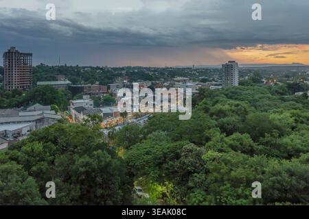 PUERTO IGUAZU, 29. januar 2026; redaktionelles Stadtbild mit Abendlichtern im touristischen Stadtzentrum, umgeben von subtropischem Regenwald, aufgenommen bei Dämmerung in Brig Stockfoto